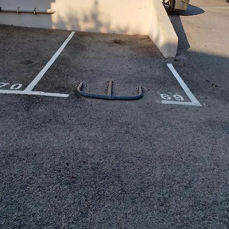 Joli Res Au Calme En Rez De Jardin A Bandol. *